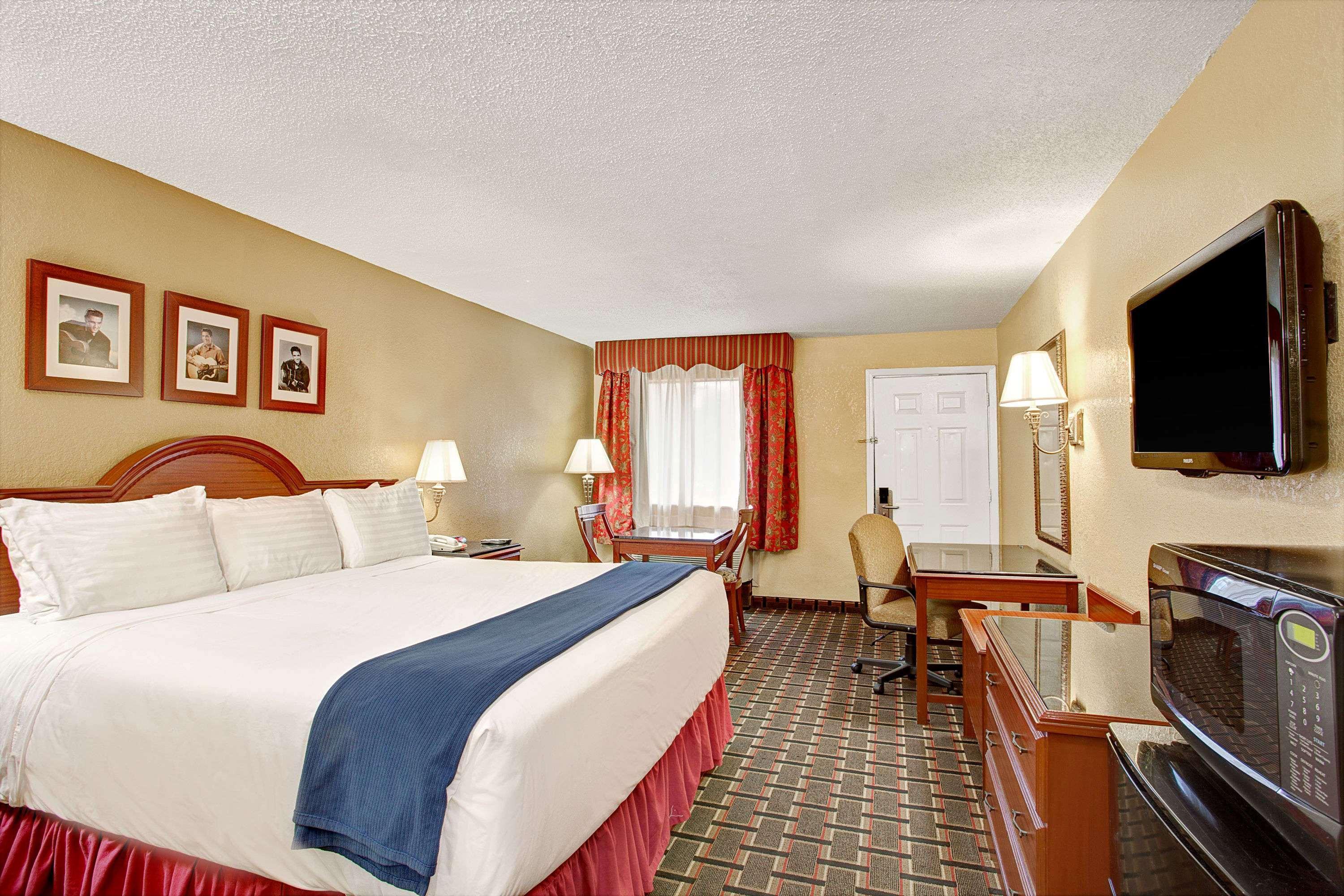 Days By Wyndham At Graceland Hotel 2*